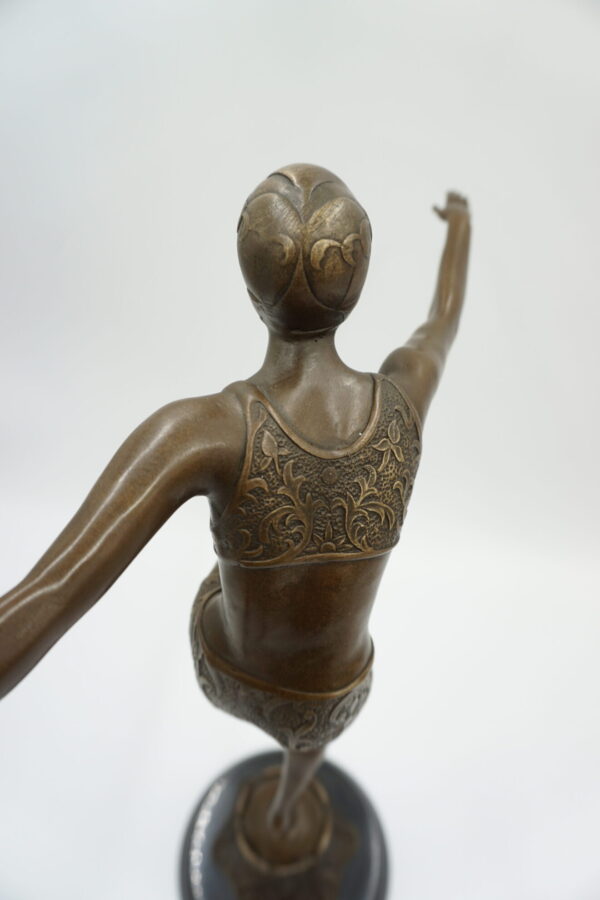 FIGURA Z BRĄZU TANCERKA CON BRIO W STOJU KĄPIELOWYM