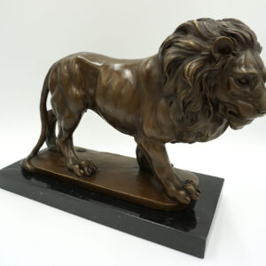 FIGURA Z BRĄZU LEW OSADZONY NA MARMURZE