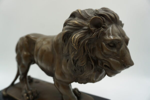 FIGURA Z BRĄZU LEW OSADZONY NA MARMURZE