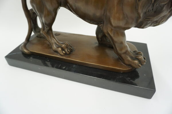 FIGURA Z BRĄZU LEW OSADZONY NA MARMURZE