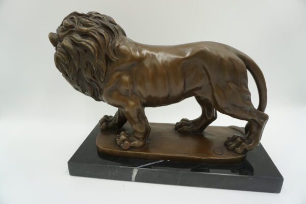 FIGURA Z BRĄZU LEW OSADZONY NA MARMURZE