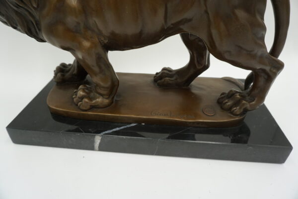 FIGURA Z BRĄZU LEW OSADZONY NA MARMURZE