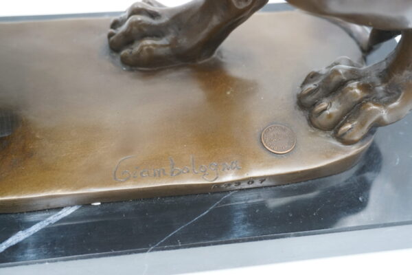 FIGURA Z BRĄZU LEW OSADZONY NA MARMURZE