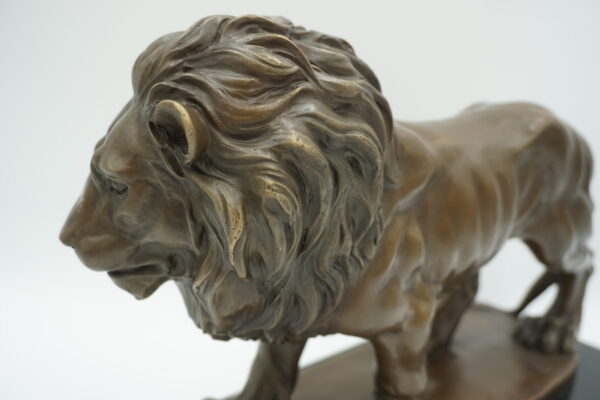 FIGURA Z BRĄZU LEW OSADZONY NA MARMURZE