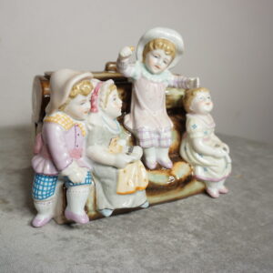 SZKATUŁKA PORCELANOWA DZIEWCZYNKI