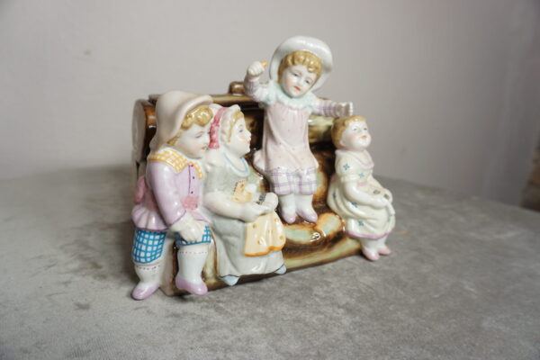 SZKATUŁKA PORCELANOWA DZIEWCZYNKI