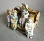 SZKATUŁKA PORCELANOWA DZIEWCZYNKI