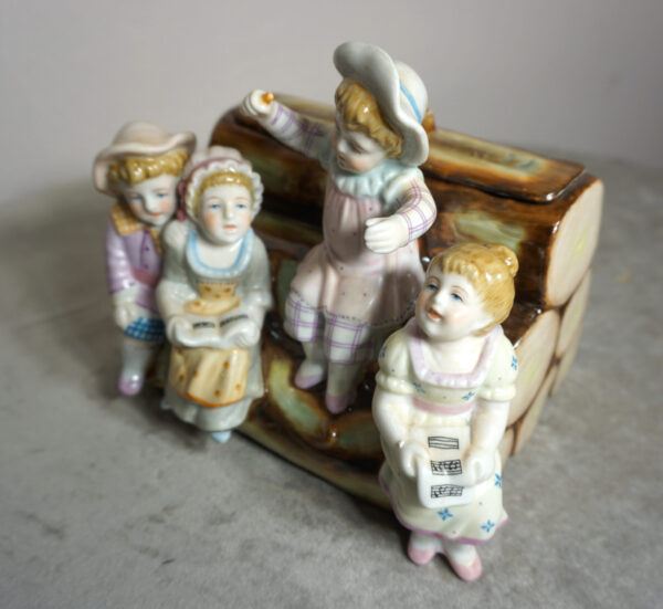 SZKATUŁKA PORCELANOWA DZIEWCZYNKI