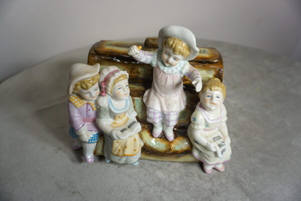 SZKATUŁKA PORCELANOWA DZIEWCZYNKI