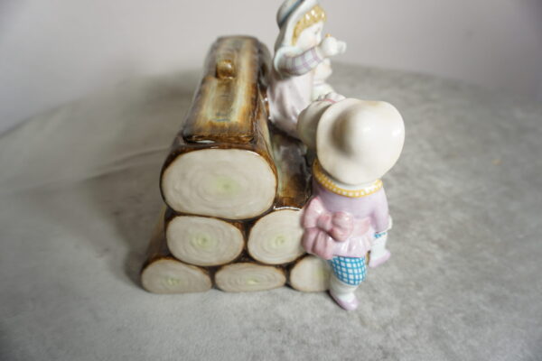 SZKATUŁKA PORCELANOWA DZIEWCZYNKI