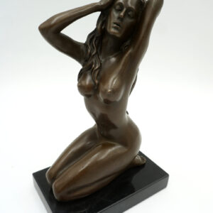 FIGURA Z BRĄZU AKT KLĘCZĄCA KOBIETA