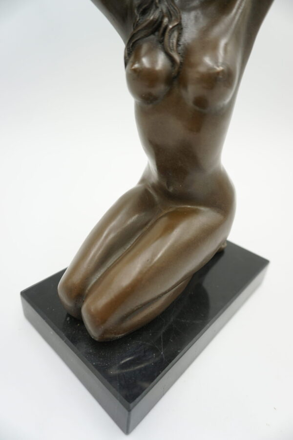 FIGURA Z BRĄZU AKT KLĘCZĄCA KOBIETA