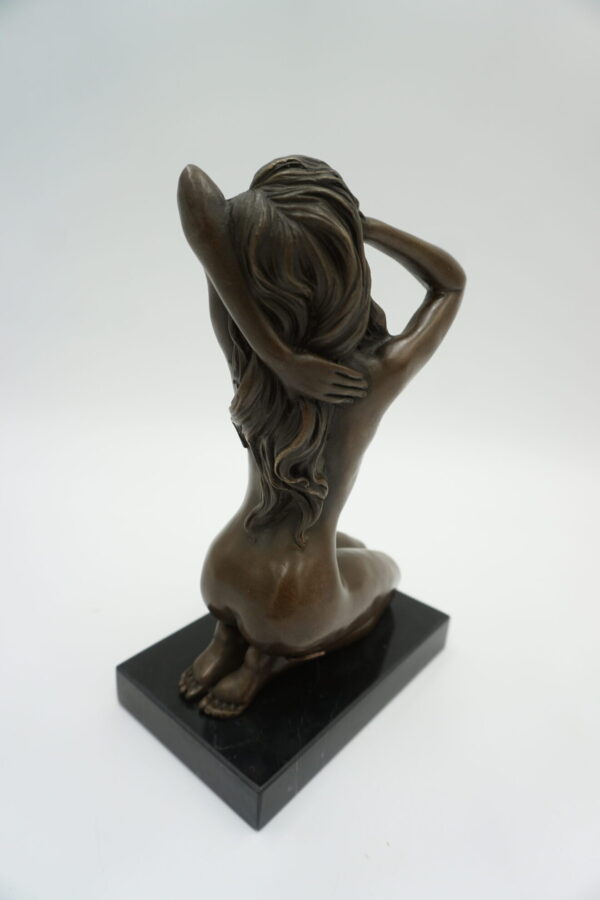 FIGURA Z BRĄZU AKT KLĘCZĄCA KOBIETA