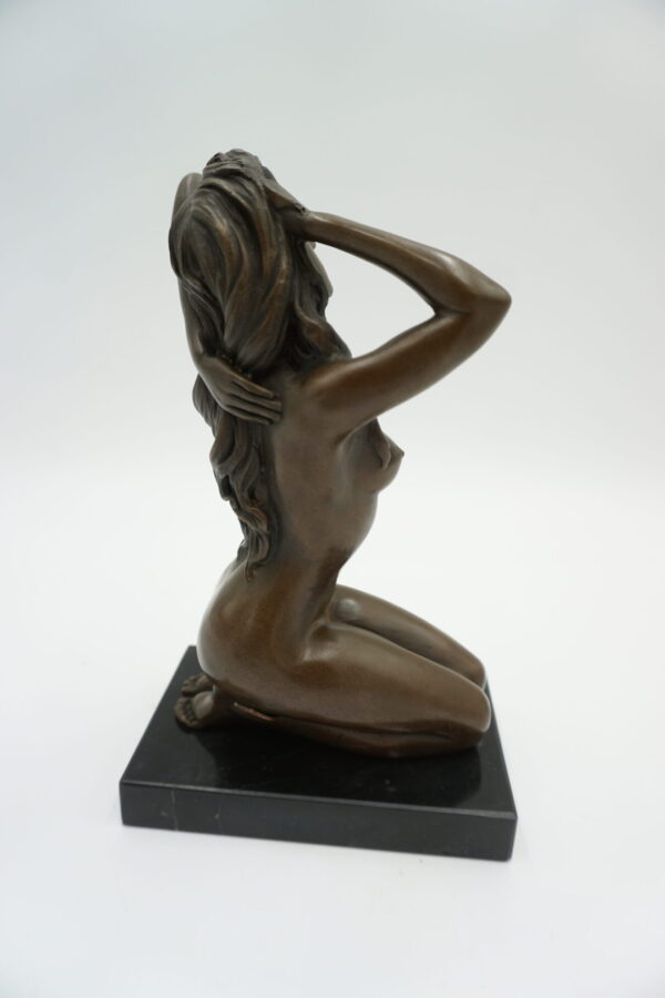 FIGURA Z BRĄZU AKT KLĘCZĄCA KOBIETA