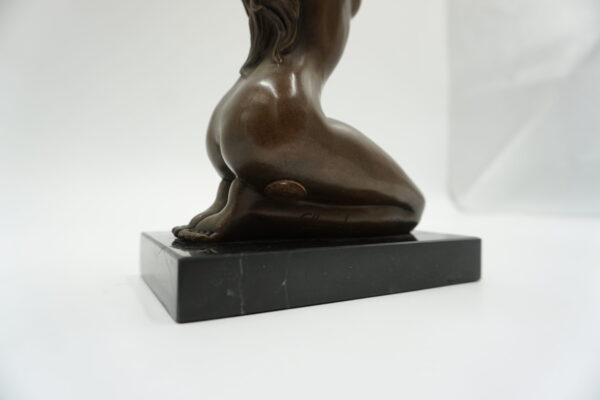 FIGURA Z BRĄZU AKT KLĘCZĄCA KOBIETA