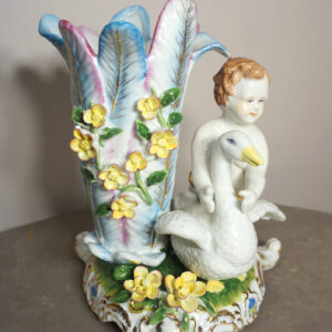 PORCELANOWY WAZON DONICZKA CHŁOPCZYK Z GĘSIĄ