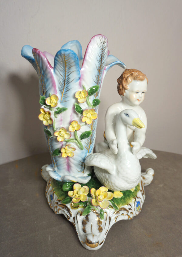 PORCELANOWY WAZON DONICZKA CHŁOPCZYK Z GĘSIĄ