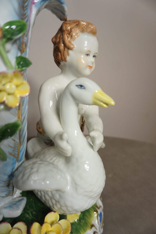 PORCELANOWY WAZON DONICZKA CHŁOPCZYK Z GĘSIĄ