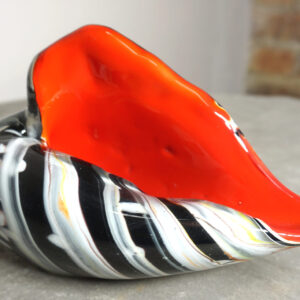 SZKŁO MURANO, DUŻA MUSZLA CZARNO-CZERWONA