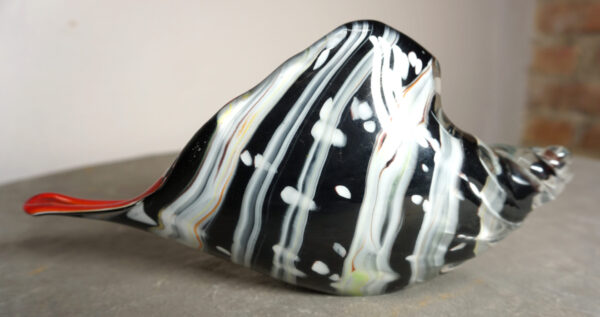 SZKŁO MURANO, DUŻA MUSZLA CZARNO-CZERWONA