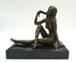 FIGURA Z BRĄZU AKT NAGA SIEDZĄCA KOBIETA