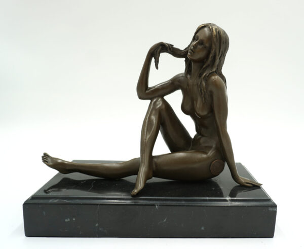FIGURA Z BRĄZU AKT NAGA SIEDZĄCA KOBIETA