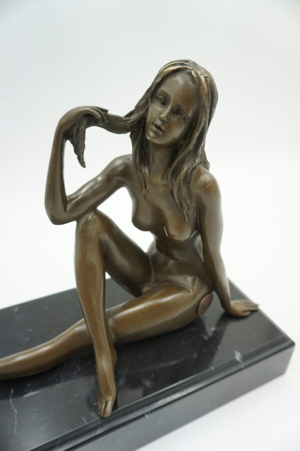 FIGURA Z BRĄZU AKT NAGA SIEDZĄCA KOBIETA