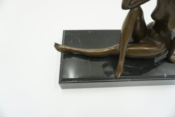 FIGURA Z BRĄZU AKT NAGA SIEDZĄCA KOBIETA