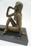 FIGURA Z BRĄZU AKT NAGA SIEDZĄCA KOBIETA