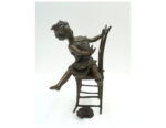 FIGURA Z BRĄZU DZIEWCZYNKA NA KRZEŚLE Z KOTEM