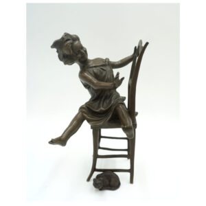 FIGURA Z BRĄZU DZIEWCZYNKA NA KRZEŚLE Z KOTEM
