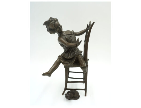 FIGURA Z BRĄZU DZIEWCZYNKA NA KRZEŚLE Z KOTEM