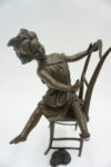 FIGURA Z BRĄZU DZIEWCZYNKA NA KRZEŚLE Z KOTEM