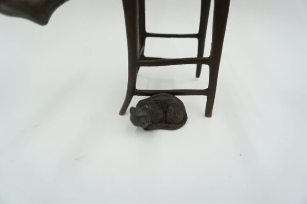 FIGURA Z BRĄZU DZIEWCZYNKA NA KRZEŚLE Z KOTEM