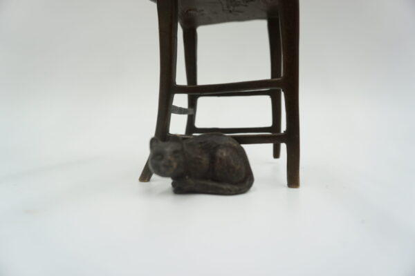 FIGURA Z BRĄZU DZIEWCZYNKA NA KRZEŚLE Z KOTEM