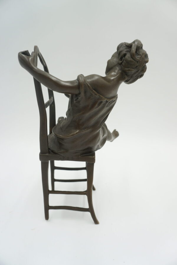 FIGURA Z BRĄZU DZIEWCZYNKA NA KRZEŚLE Z KOTEM