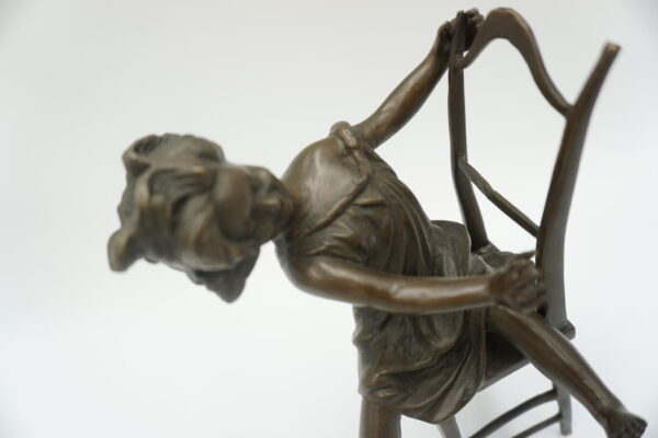 FIGURA Z BRĄZU DZIEWCZYNKA NA KRZEŚLE Z KOTEM