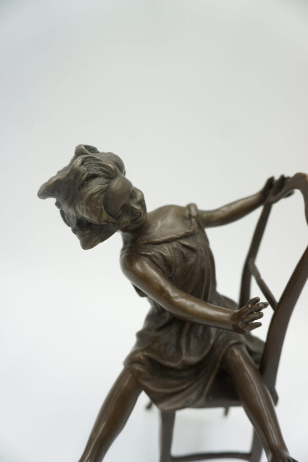 FIGURA Z BRĄZU DZIEWCZYNKA NA KRZEŚLE Z KOTEM