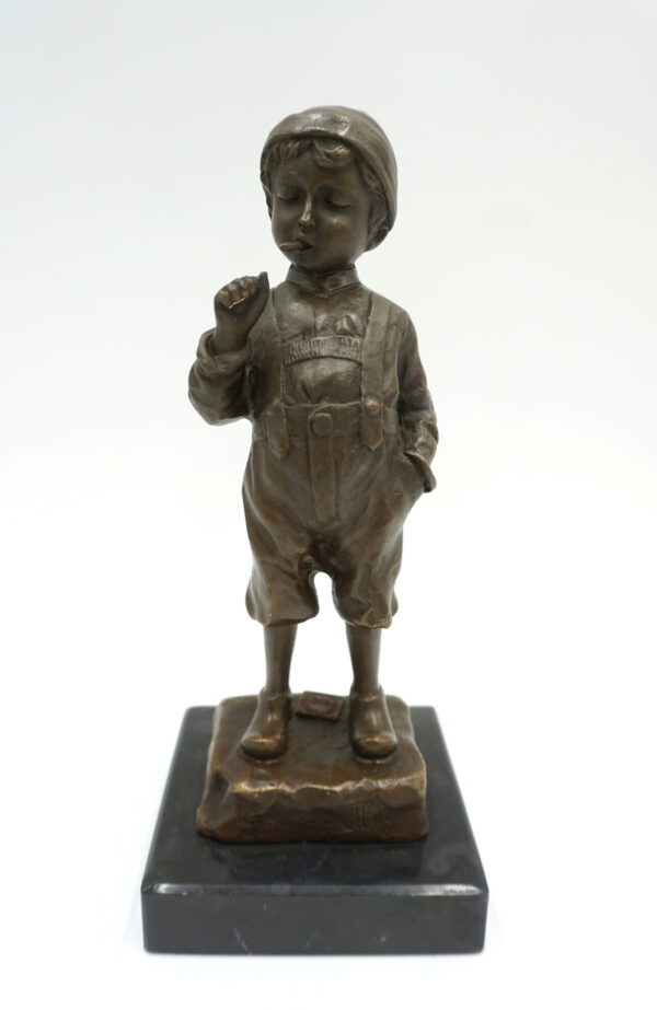 FIGURA Z BRĄZU CHŁOPIEC Z PAPIEROSEM
