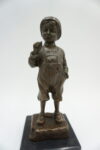 FIGURA Z BRĄZU CHŁOPIEC Z PAPIEROSEM