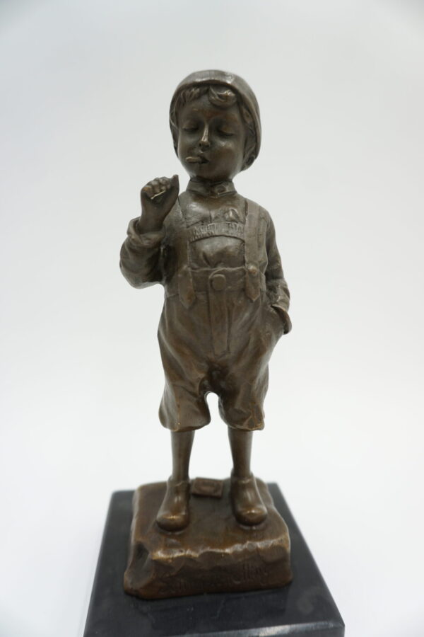 FIGURA Z BRĄZU CHŁOPIEC Z PAPIEROSEM