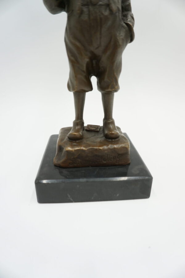 FIGURA Z BRĄZU CHŁOPIEC Z PAPIEROSEM