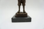FIGURA Z BRĄZU CHŁOPIEC Z PAPIEROSEM