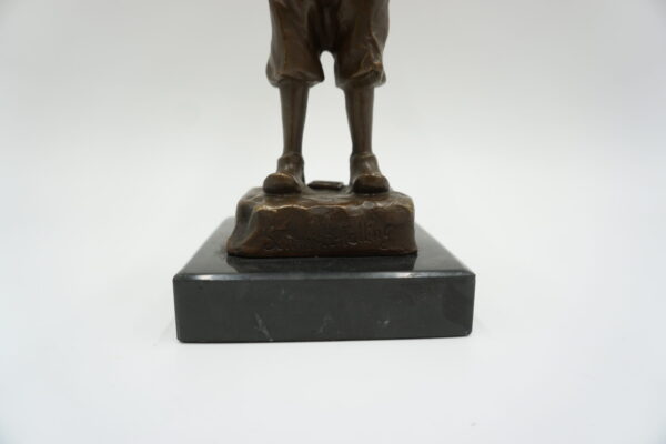 FIGURA Z BRĄZU CHŁOPIEC Z PAPIEROSEM