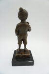 FIGURA Z BRĄZU CHŁOPIEC Z PAPIEROSEM