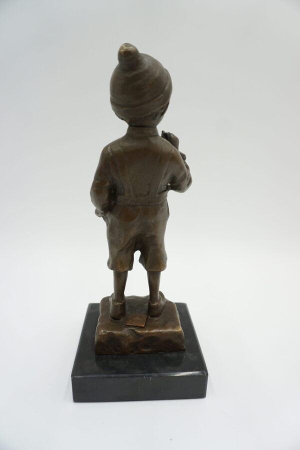 FIGURA Z BRĄZU CHŁOPIEC Z PAPIEROSEM