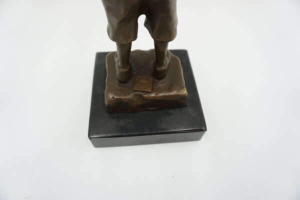 FIGURA Z BRĄZU CHŁOPIEC Z PAPIEROSEM