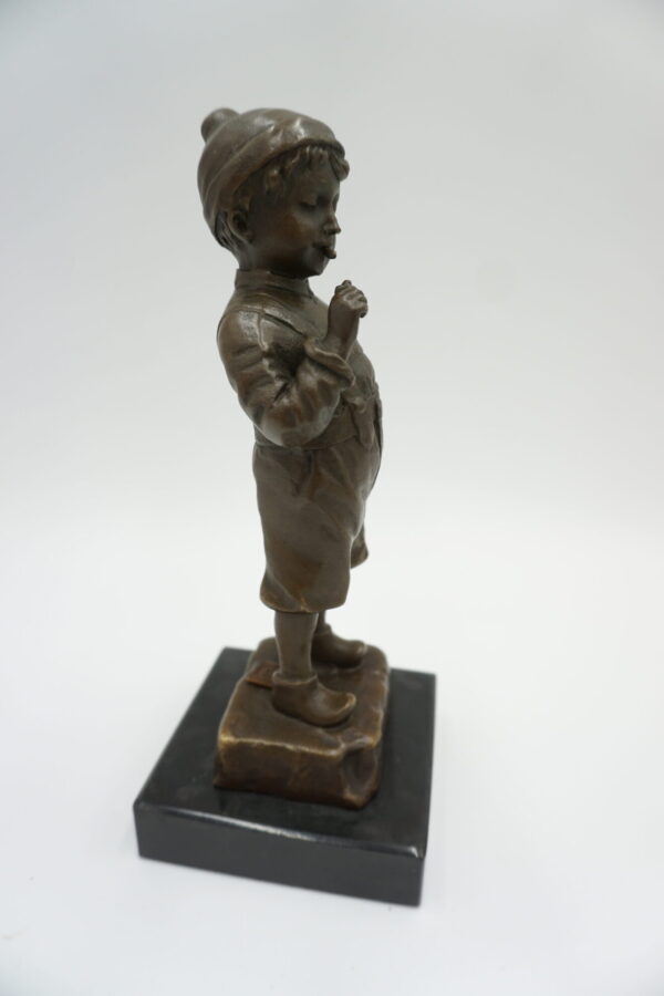 FIGURA Z BRĄZU CHŁOPIEC Z PAPIEROSEM