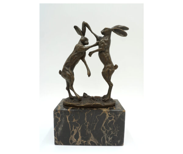 FIGURA Z BRĄZU BIJĄCE SIĘ ZAJĄCE