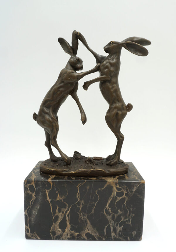 FIGURA Z BRĄZU BIJĄCE SIĘ ZAJĄCE